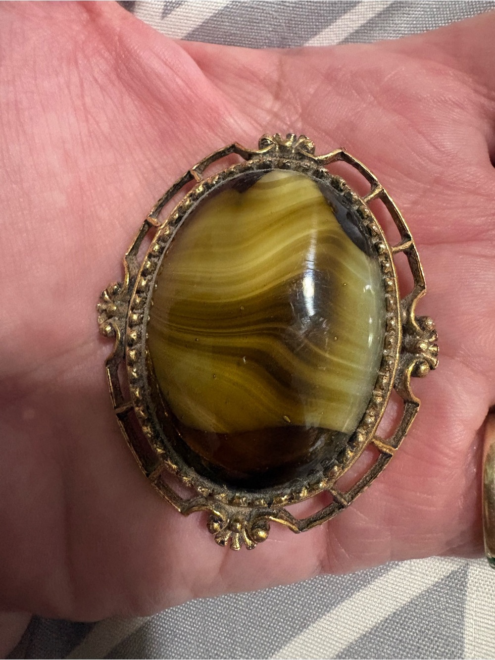 P500 Vintage Gold Tone Brooch/Pendant with vibrant Tiger Eye Cabochon